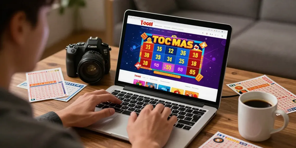 Pengalaman bermain rajatogel dengan laptop dan tiket togel di meja, suasana hangat dan nyaman.