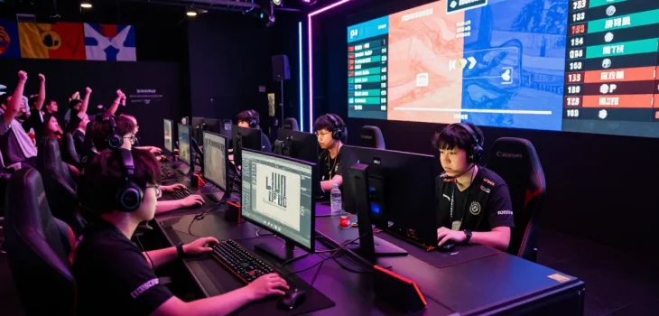 Tim eSports berkompetisi dengan antusiasme di arena ligagalaxy.
