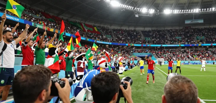 Prediksi piala dunia 2026 di stadion dengan penggemar bersorak dan pemain mempersiapkan diri.